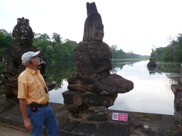 Jede der 46 Steinfiguren (devas) vor Angkor Thom hat ein individuelles Gesicht. 
 
