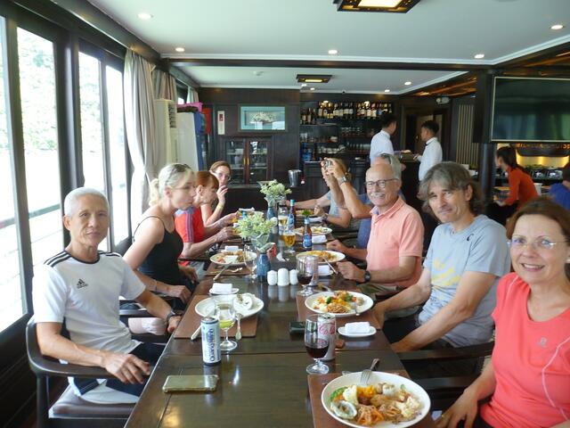 Eine fröhliche Runde von Laufsportler/innen verbringt zwei Tage und eine Nacht auf dem Schiff in der Halong-Bucht.
