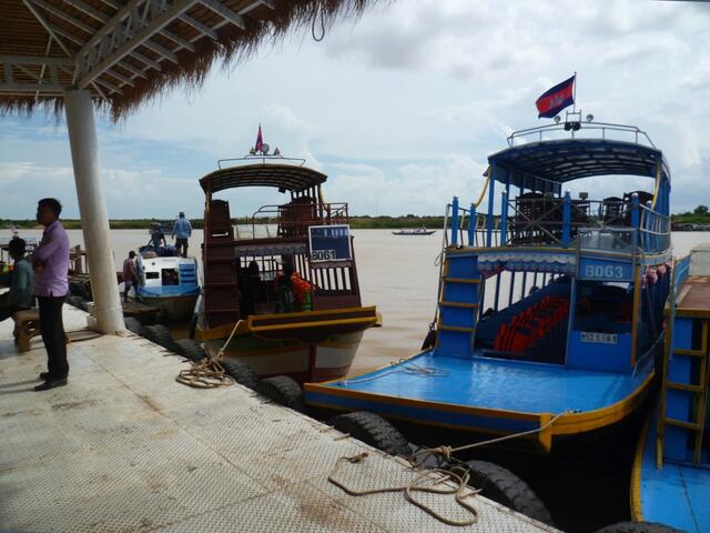 Das Schiff für die Fahrt auf dem Tonle Sap steht bereit.
