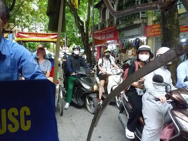  Rikschas im Verkehrsgedränge. 
