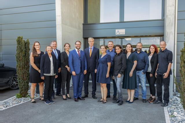 Das Schweizer Unternehmen Algordanza bietet seit 2004 Erinnerungsdiamanten an. Auf dem Bild präsentiert sich das Team vor dem neu erbauten modernen Firmensitz.
 | Foto: DJD/Algordanza Erinnerungsdiamanten/Yvonne Bollhalder