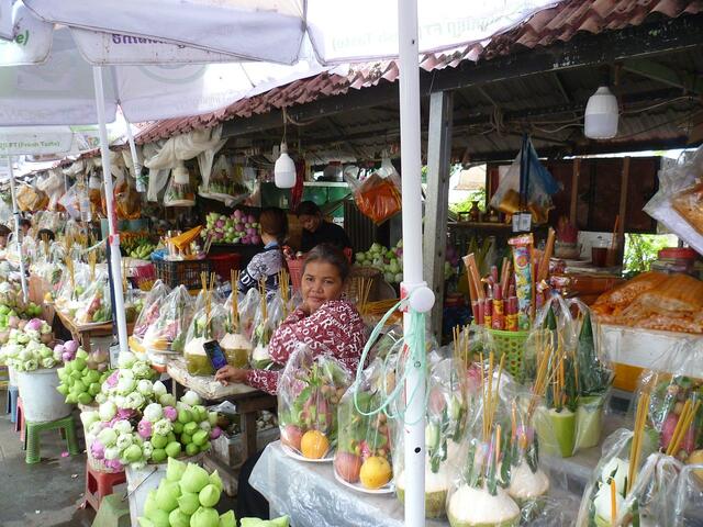 Marktstände im Freien.
