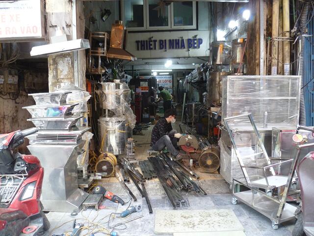 Zwischen Fußweg und Werkstatt kann man kaum unterscheiden.
