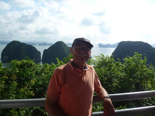 Die Halong-Bucht mit fast 2.000 Inseln und Kalkfelsen. 
