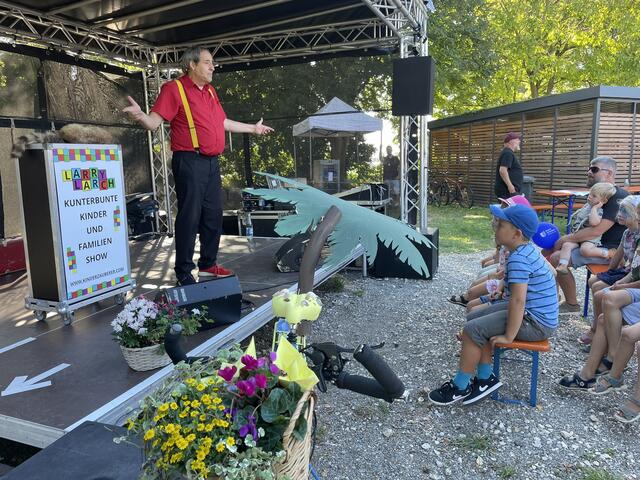 Zauberer Larry aus Leipheim begeisterte nicht nur Kinder mit seinen Tricks
und Späßen. | Foto: Johanna Hofgärtner/Stadt Günzburg