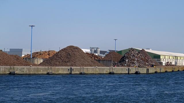 Der Seehafen bietet einer Vielzahl von Branchen ideale Bedingungen für den Umschlag und die Lagerung von Gütern aller Art. Foto: Helmut Kuzina