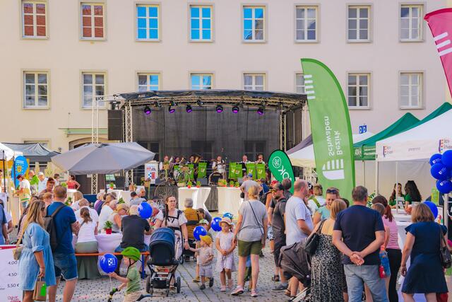 Die DAV Sektion Günzburg ehrte die Gewinner der „Schwabentag-Kids-
Meisterschaft“ mit Urkunde aus. | Foto:  Juri Kolesnikov für die Stadt Günzburg