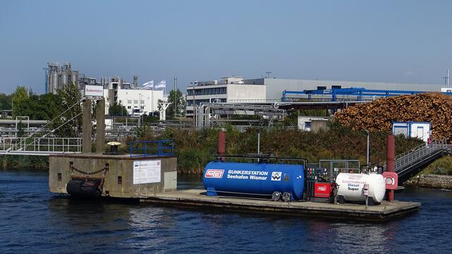 Der Seehafen Wismar betreibt eine Bunkerstelle für private und gewerbliche Schifffahrt. Foto: Helmut Kuzina