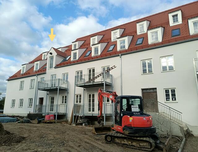 Die Umgestaltung zu einem Wohngebäude ist weit fortgeschritten. Die große Dachgaube links und die alte Eingangstür an der Treppe rechts sind nach wie vor erkennbar.