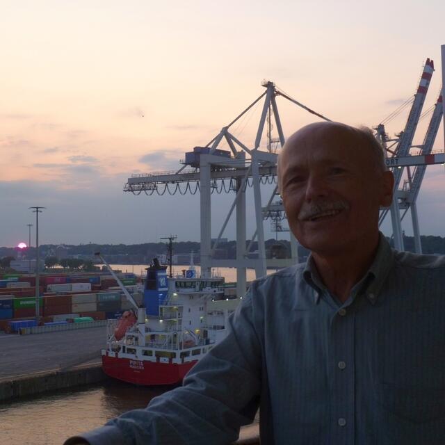 Der Norwegenreisende, Fotograf, Berichterstatter und Spargelsprinter im Hamburger Hafen.
