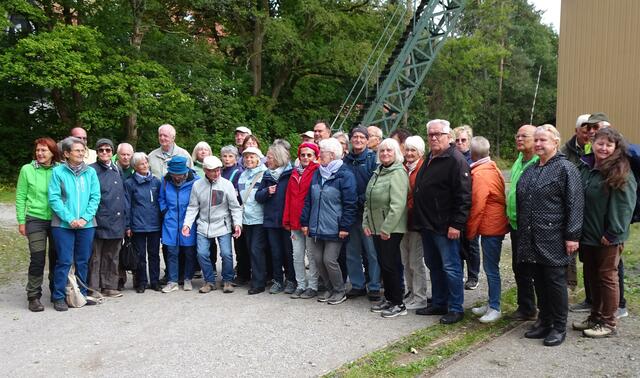 Gruppenfoto der vereinten Wanderfreunde am Förderschacht 