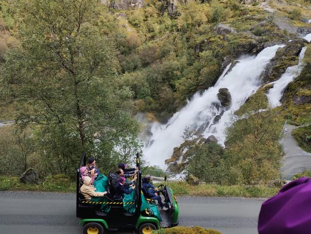 Mit dem Trollmobil werden Gäste vom Bus bis zum Aussichtspunkt transportiert. 
