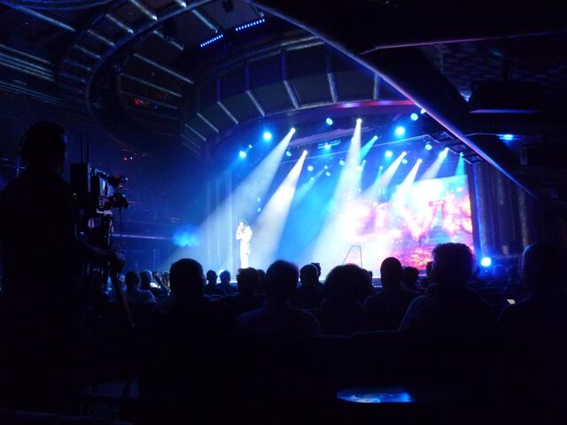 Am Abend: Entertainment auf dem Schiff.
