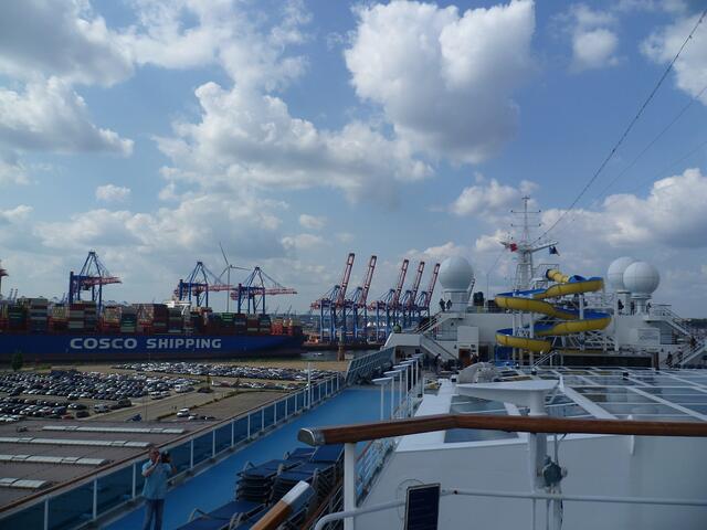 Das Kreuzfahrtschiff Costa Favolosa liegt noch festvertäut im Hamburger Hafen.
