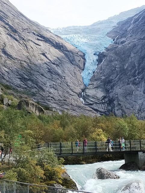 Die Entfernung vom Aussichtspunkt (am See) bis zum Gletscher beträgt ca. einen Kilometer.