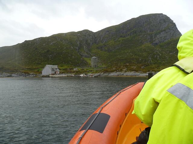 Norwegen: „Maloy“. Ausflug „Mit dem Schlauchboot zum Vogelschutzgebiet“. Leider regnete es. Die Vogelbeobachtung fiel in´s Wasser. 
Auf dem Foto sind die Reste des tausend Jahre alten Kloster Selja zu sehen. Hier lebte  die Königstochter Sunniva von Selje, die Norwegens erste und einzige Heilige wurde. - Ob das aber alles so stimmt, weiß keiner genau.