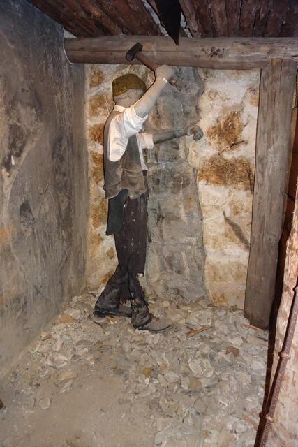 im Schaubergwerk, hier schlägt ein Bergnann mit einem Bohrstab ein Loch für einen Sprengsatz