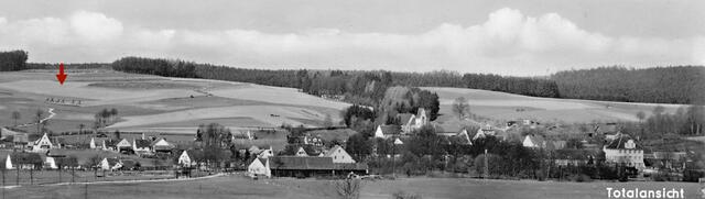 Auf den Fluren südwestlich vom Dorf befand sich der "Hopfengarten". 
Hinter der Kirche erkennt man gut den baumbestandenen Hohlweg zum "Schwäbischen Himmelreich". Auch dieses Anwesen hat Nikolaus Mayr im Jahr 1891 erworben.