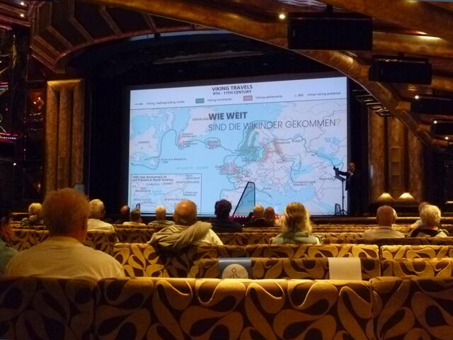 Vortrag über die Wikinger. Im Festsaal der „Costa“.
