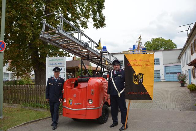 Die Feuerwehr Markkleeberg brachte ihre "Schnulle", ein liebevoll restauriertes historisches Feuerwehrfahrzeug mit zum Umzug.
