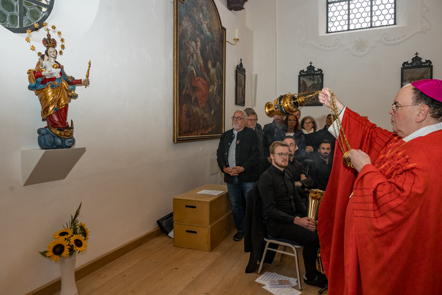 Nach dreijähriger Sanierung hat Bischof Dr. Bertram Meier die Wallfahrtskirche St. Afra im Felde mit einem feierlichen Pontifikalgottesdienst am 14. September 2024 wieder eröffnet. Bischof Bertram weiht die MArienfigur zur "Patrona Bavariae" | Foto: FSeventfoto