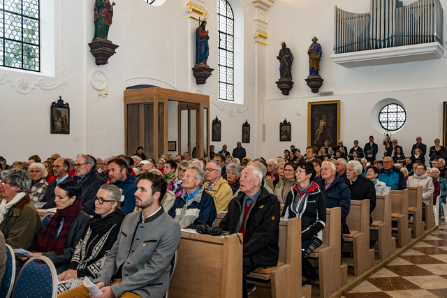 Nach dreijähriger Sanierung hat Bischof Dr. Bertram Meier die Wallfahrtskirche St. Afra im Felde mit einem feierlichen Pontifikalgottesdienst am 14. September 2024 wieder eröffnet. | Foto: FSeventfoto