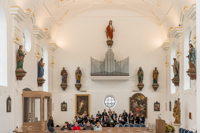 Nach dreijähriger Sanierung hat Bischof Dr. Bertram Meier die Wallfahrtskirche St. Afra im Felde mit einem feierlichen Pontifikalgottesdienst am 14. September 2024 wieder eröffnet. | Foto: FSeventfoto
