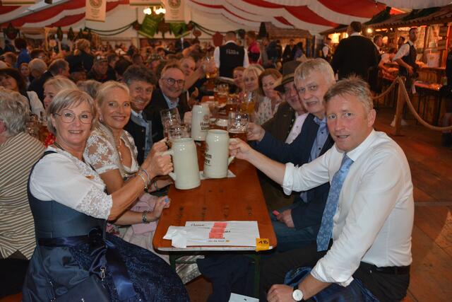 Im Anschluss wurde kräftig im Festzelt von Festwirt Kurt Paiser gefeiert.