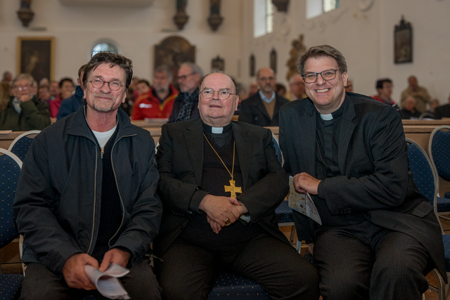 Nach dreijähriger Sanierung hat Bischof Dr. Bertram Meier die Wallfahrtskirche St. Afra im Felde mit einem feierlichen Pontifikalgottesdienst am 14. September 2024 wieder eröffnet. Im Bild v.l.: Architekt Christian Huber, Bischof Dr. Bertram Meier, Friedbergs Stadtpfarrer Pater Steffen Brühl | Foto: FSeventfoto