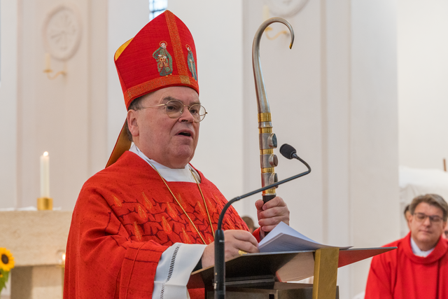 Nach dreijähriger Sanierung hat Bischof Dr. Bertram Meier die Wallfahrtskirche St. Afra im Felde mit einem feierlichen Pontifikalgottesdienst am 14. September 2024 wieder eröffnet. Bischof Bertram  | Foto: FSeventfoto