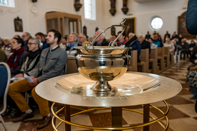 Nach dreijähriger Sanierung hat Bischof Dr. Bertram Meier die Wallfahrtskirche St. Afra im Felde mit einem feierlichen Pontifikalgottesdienst am 14. September 2024 wieder eröffnet.  | Foto: FSeventfoto