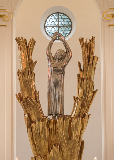 Nach dreijähriger Sanierung hat Bischof Dr. Bertram Meier die Wallfahrtskirche St. Afra im Felde mit einem feierlichen Pontifikalgottesdienst am 14. September 2024 wieder eröffnet. | Foto: FSeventfoto