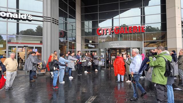 Vor der Stadtführung spielte der Fanfarenzug dem Geburtstagskind Uta Greischel vom Partnerschaftskomittee Markkleeberg ein Ständchen.