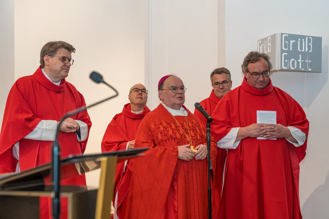 Nach dreijähriger Sanierung hat Bischof Dr. Bertram Meier die Wallfahrtskirche St. Afra im Felde mit einem feierlichen Pontifikalgottesdienst am 14. September 2024 wieder eröffnet. | Foto: FSeventfoto