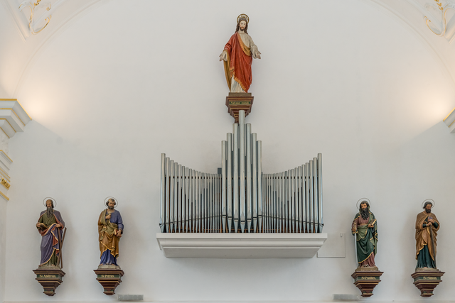 Nach dreijähriger Sanierung hat Bischof Dr. Bertram Meier die Wallfahrtskirche St. Afra im Felde mit einem feierlichen Pontifikalgottesdienst am 14. September 2024 wieder eröffnet. | Foto: FSeventfoto