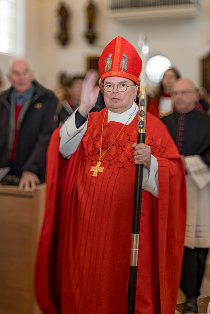 Nach dreijähriger Sanierung hat Bischof Dr. Bertram Meier die Wallfahrtskirche St. Afra im Felde mit einem feierlichen Pontifikalgottesdienst am 14. September 2024 wieder eröffnet. Bischof Bertram zelebriert das Pontifikalamt | Foto: FSeventfoto