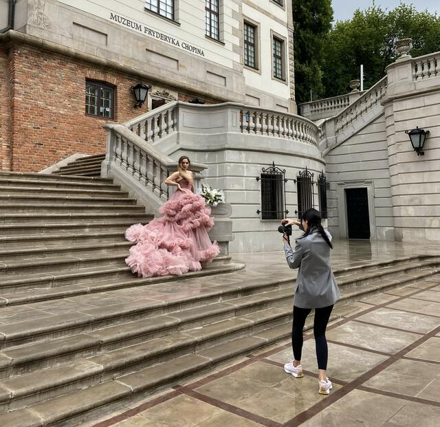 Das Chopin-Museum war leider geschlossen. 
Vor dem Haus fand eine Fotosession im Nieselregen statt. Man sieht’s dem Model nicht an. 

