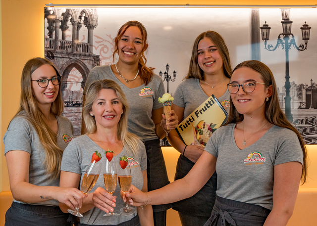 Eiscafé Tutti Frutti in Friedberg/Bayern - Grüße vom Service-Team | Foto: FSeventfoto