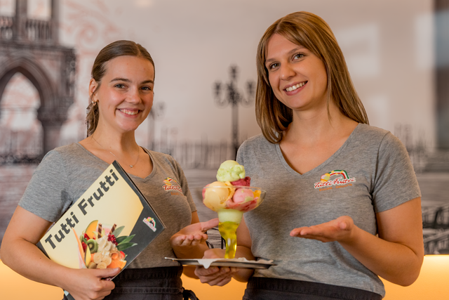 Eiscafé Tutti Frutti in Friedberg/Bayern - Zum Saisonende grüßt das Tutti Frutti Service-Team | Foto: FSeventfoto