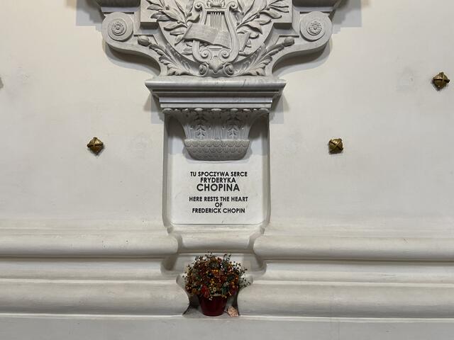 In der Heilig-Kreuz-Kirche ist das Herz des Pianisten begraben. Ergänzende Beschreibung in meinem Warschau-Beitrag Nr. 1. 
