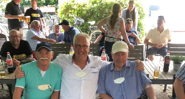 Volkskönig Uwe Bullerdiek 2023 mit Vorgänger Winfried Gehrke (Fitsch) 2017 und Ernst Rogge (Pappschen) 1996 drei Volkskönige von Wennigsen nach dem Schinkenkloppen  | Foto: Winfried Gehrke 
