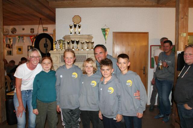 Erfolgreiche U10 in 2024 (2. Platz Südliga) mit Jugendwartin Simone Nagel und Betreuer Matthias Gundlach