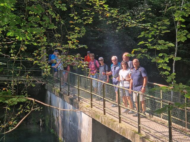 Die Brücke über den Stauweiher bot hier den Hintergrund für ein Gruppenbild. | Foto: Peter Metzger