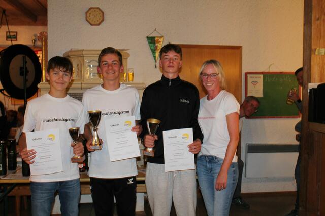 Vereinsmeister U16 (v.l.): Simon Thurner 3. Platz, Max Kreutmayr 1. Platz, Tim Nagel 2. Platz und Jugendwartin Simone Nagel