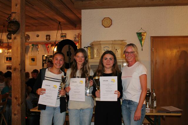 Vereinsmeister Mädchen U15 (v.l.): Elenia Schmid 3. Platz, Lilly Nagel 2. Platz, Emily Bartelt 1.Platz und Jugendwartin Simone Nagel