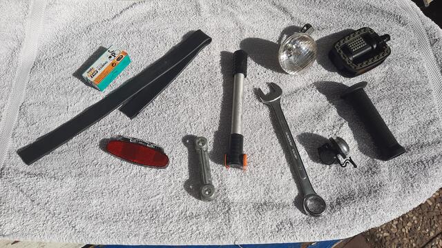 Die zehn Fühl-Gegenstände, fünf davon mussten erfühlt werden für eine kleine Belohnung rund ums Fahrrad:: 
Flick-Box (sehr schwer!), Stück Fahrradschlauch (schwer!), Rücklicht (auch nicht leicht), Knochen, Luftpumpe, Sechskantschlüssel, Fahrrad-Scheinwerfer, Pedal, Lenkergriff, Fahrrad-Klingel. | Foto: ADFC Langenhagen