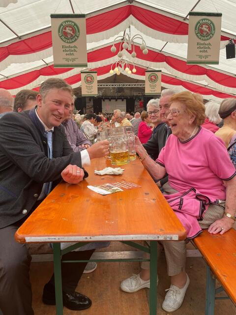 Auch mit 102 Jahren hat man noch Spaß auf dem Volksfest, so wie Frau Hupka (r.) mit Bürgermeister Greiner