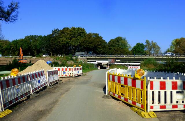 Auf dem Weg mit dem Rad unter dem Südschnellweg durch
