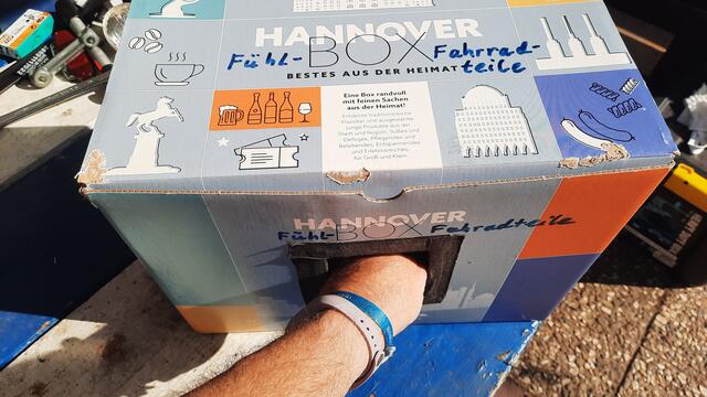 Hand rein und fühlen:
Die "Fühl-BOX-Fahrradteile" des ADFC Langenhagen. | Foto: ADFC Langenhagen