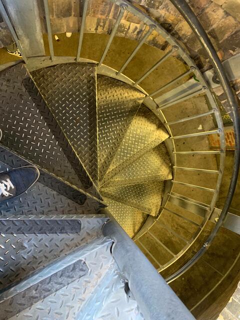 Wieder die Treppe runter